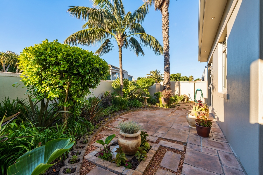 5 Bedroom Property for Sale in Sunset Links Western Cape